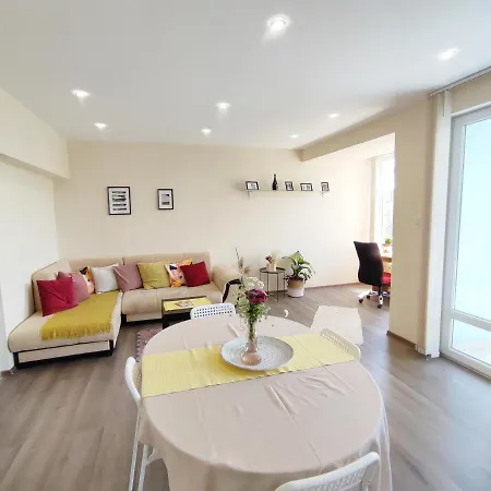 By The Cathedral - Center - 2 Bedroom Flat Warna